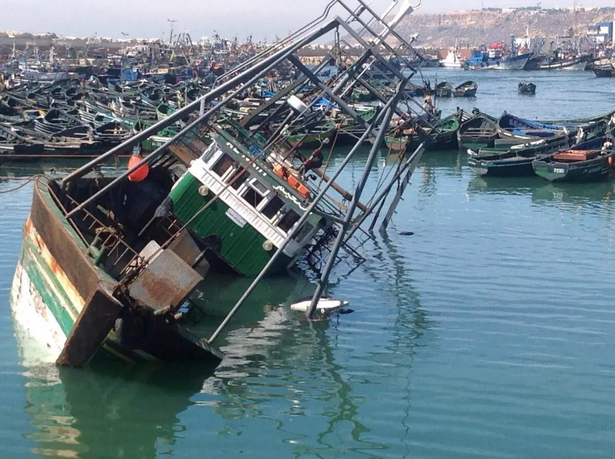سؤال البنيات التحتية بميناء آسفي يعود إلى الواجهة بعد حادث سقوط مركب اثناء نقله للحوض الجاف بالميناء