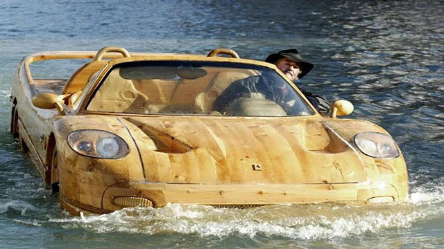 إيطالي يحول سيارته الفيراري إلى "قارب"