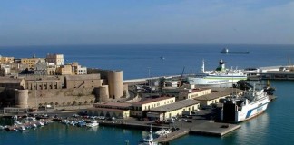 سوء الأحوال الجوية تجبر باخرة للمسافرين بتغيير اتجاهها نحو ميناء مليلية بدلا من بني أنصار