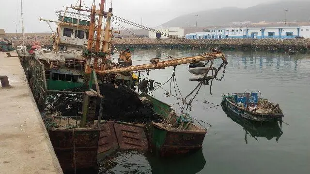 دواير الزمان تغرق سفينة معمرة بقاع الحوض الجاف لميناء سبدي إفني
