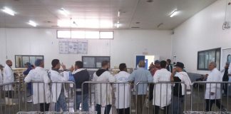 مشاكل تجارة السمك بميناء أكادير على مكتب الكاتبة العامة لقطاع الصيد البحري