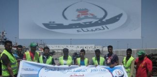 حراس المراكب يستغلون “عطلة العيد” في تنظيف ميناء الداخلة
