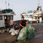 جمع النفايات البلاستيكية من البحر