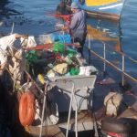 جمع الأزبال من حوض ميناء أكادير