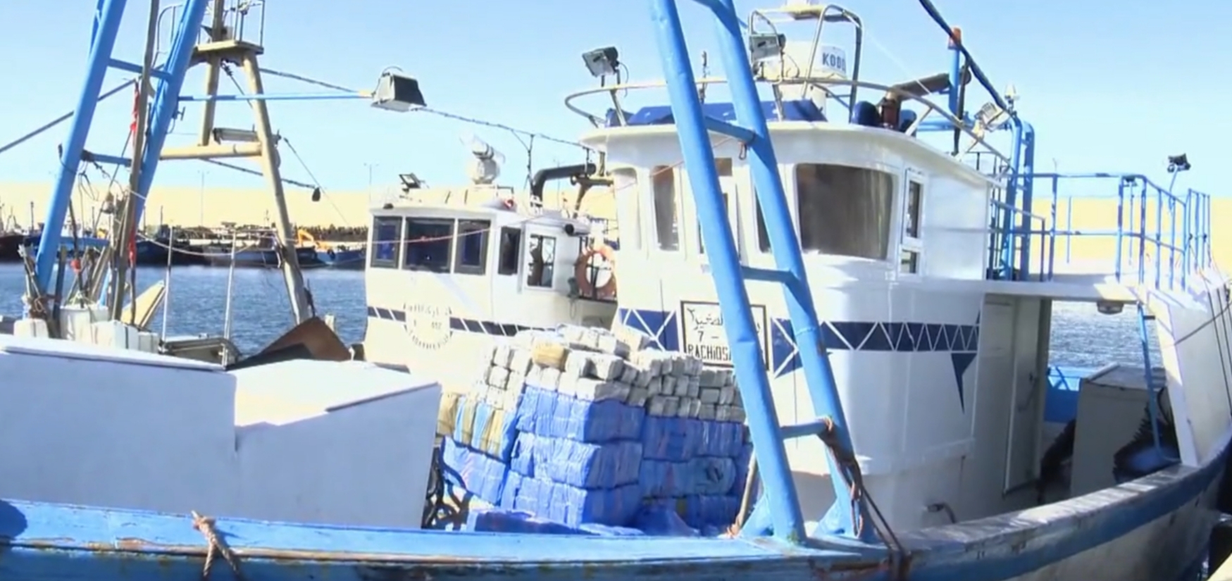 طنجة .. حجز أزيد من طن من مخدر الشيرا على متن مركب للصيد الساحلي بالجر بميناء الصيد