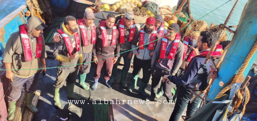 مركب الصيد بالجر “إعزا” يجهز طاقمه بصدريات نجاة متطورة