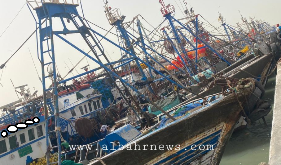 حادث يُغرقُ بحار ا في الحوض المينائي بالعيون بعد سقوطه من مركب “الطيبات”