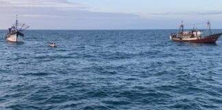نداءات إنسانية لإنجاد مركب صيد يواجه عطلاً تقنياً بالسواحل الجنوبية