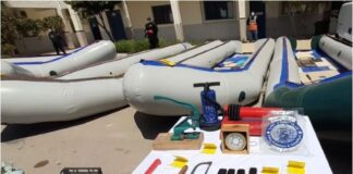 أمن الناضور يعرض محجوزات تم ضبطها في عملية سابقة لتفكيك شبكة تنشط في مجال الهجرة السرية.