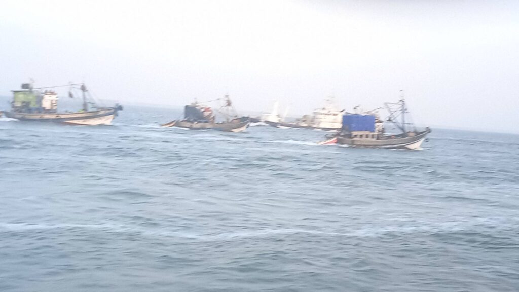 تسرب مياه يرعب طاقم مركب صيد بالخيط في سواحل أكلو