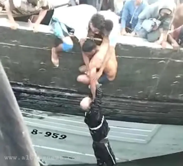 العيون .. بحارة يلقون بأنفسم في الحوض المينائي لإنقاذ رجل مسن من الغرق (+فيديو)