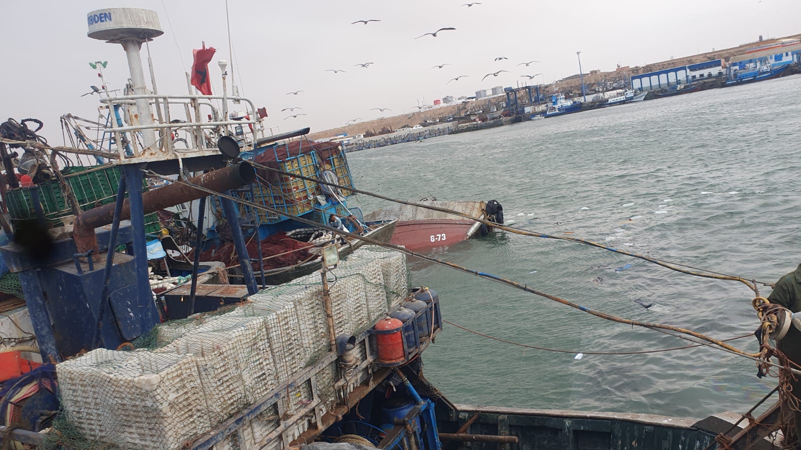 فاجعة بالوطية .. غرق مركب للصيد بالجر بالحوض المينائي ووفاة ربّانه متأثرا بتداعيات الحادث