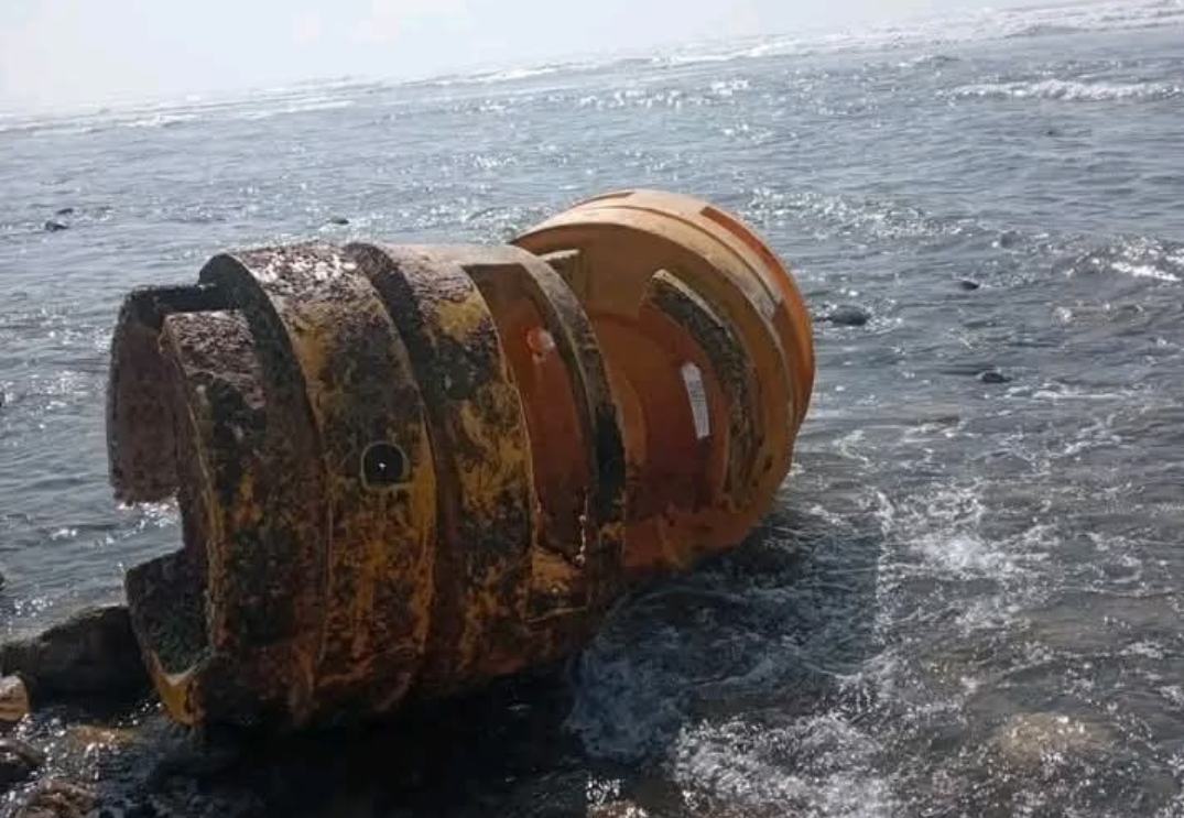 سيدي إفني .. أمواج البحر تلفظ عوامة صفراء بسبب الإضطرابات الجوية