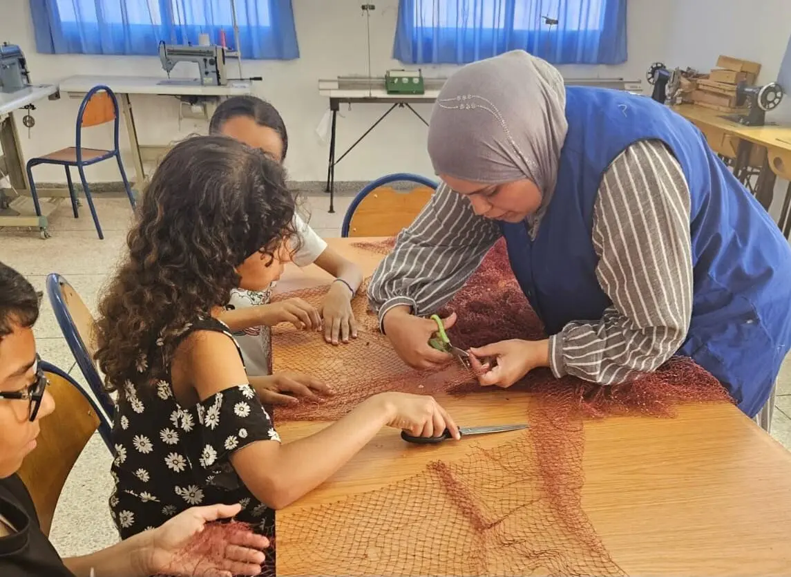 الفنيدق .. ورشات بيئية تعرف الأطفال بأخطار شباك الأشباح على الحياة البحرية