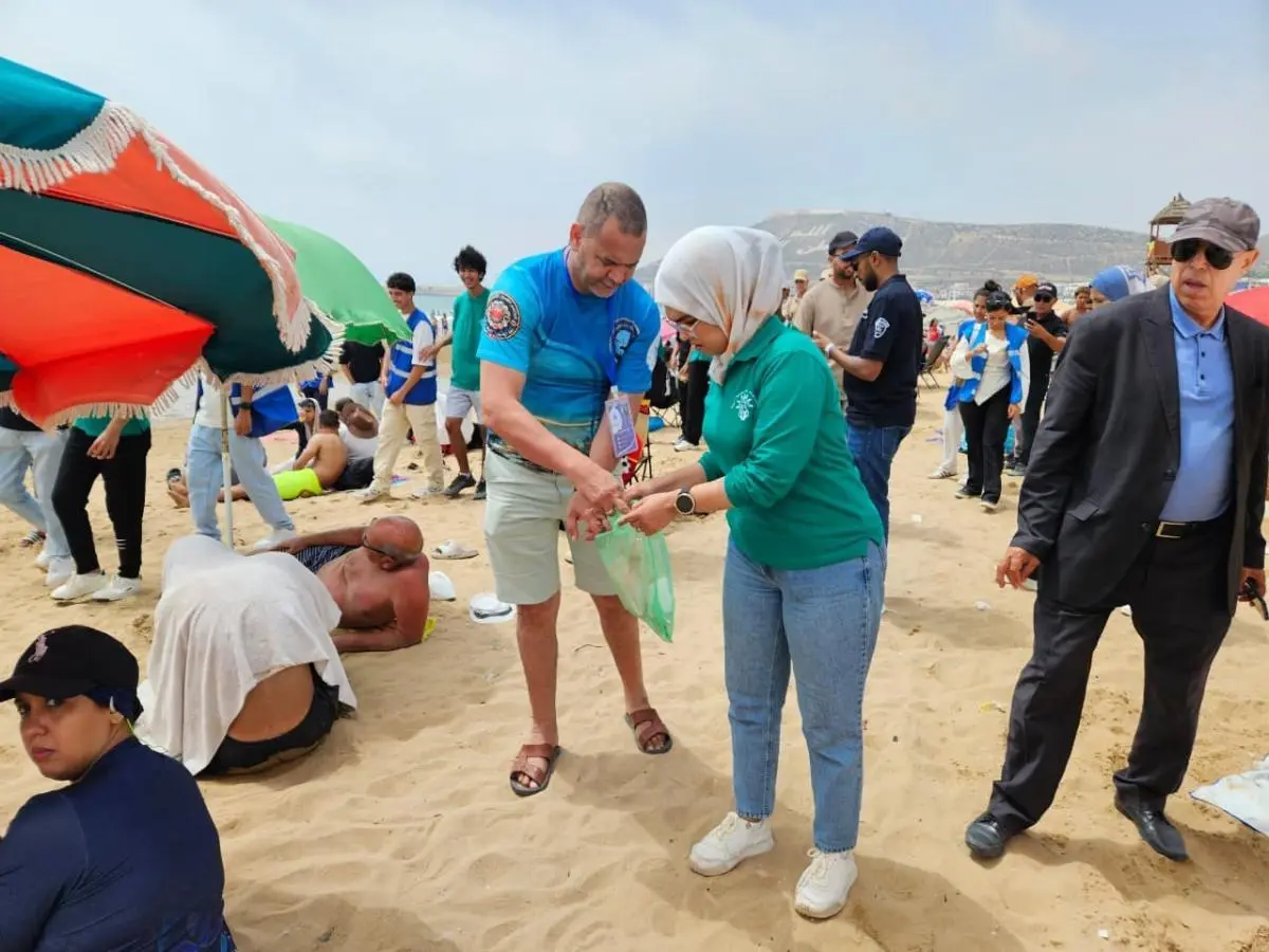 شاطئ أكادير.. حملة توعوية لترسيخ ثقافة المسؤولية وحماية الفضاء العام