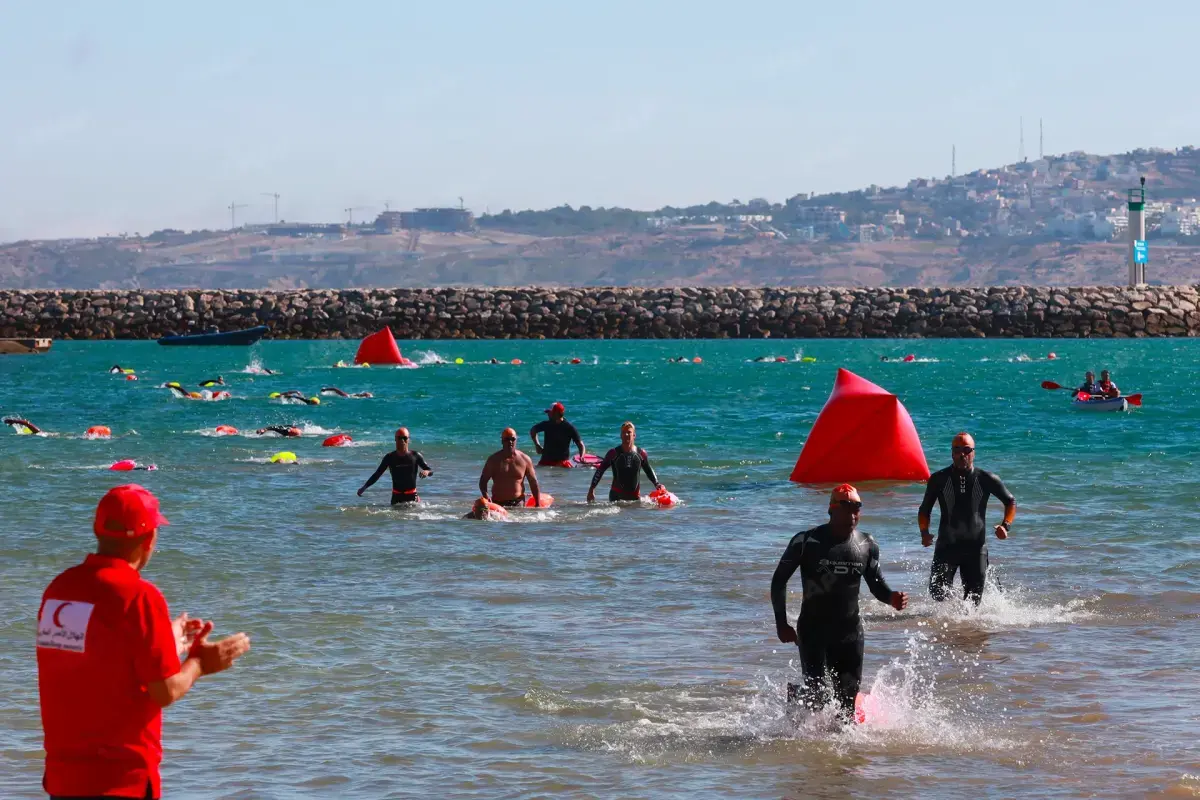 طنجة .. السباحة في المياه المفتوحة تجمع مئات السباحين